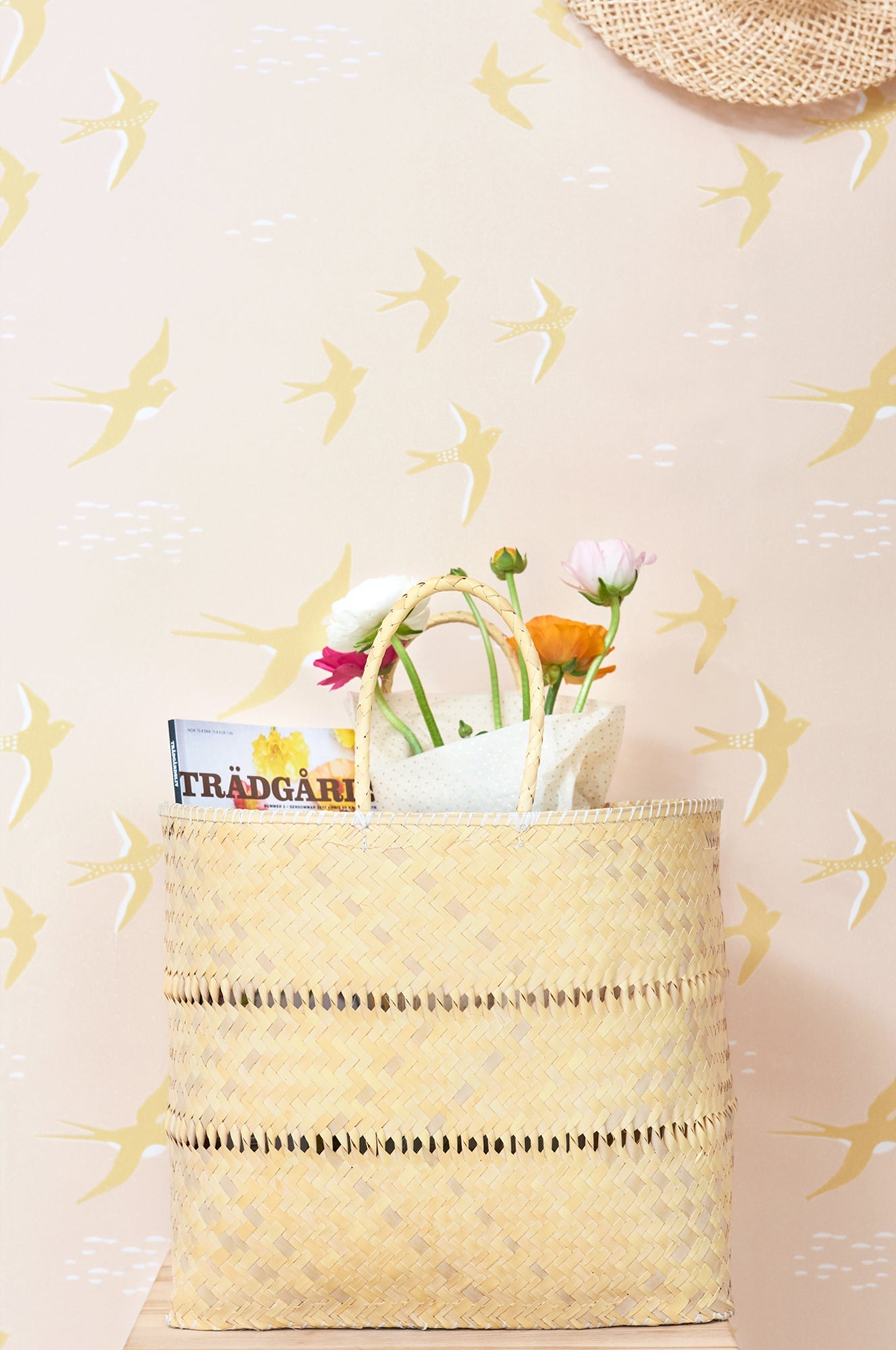 Follow The Wind Sunny Pink Wallpaper - Majvillan
