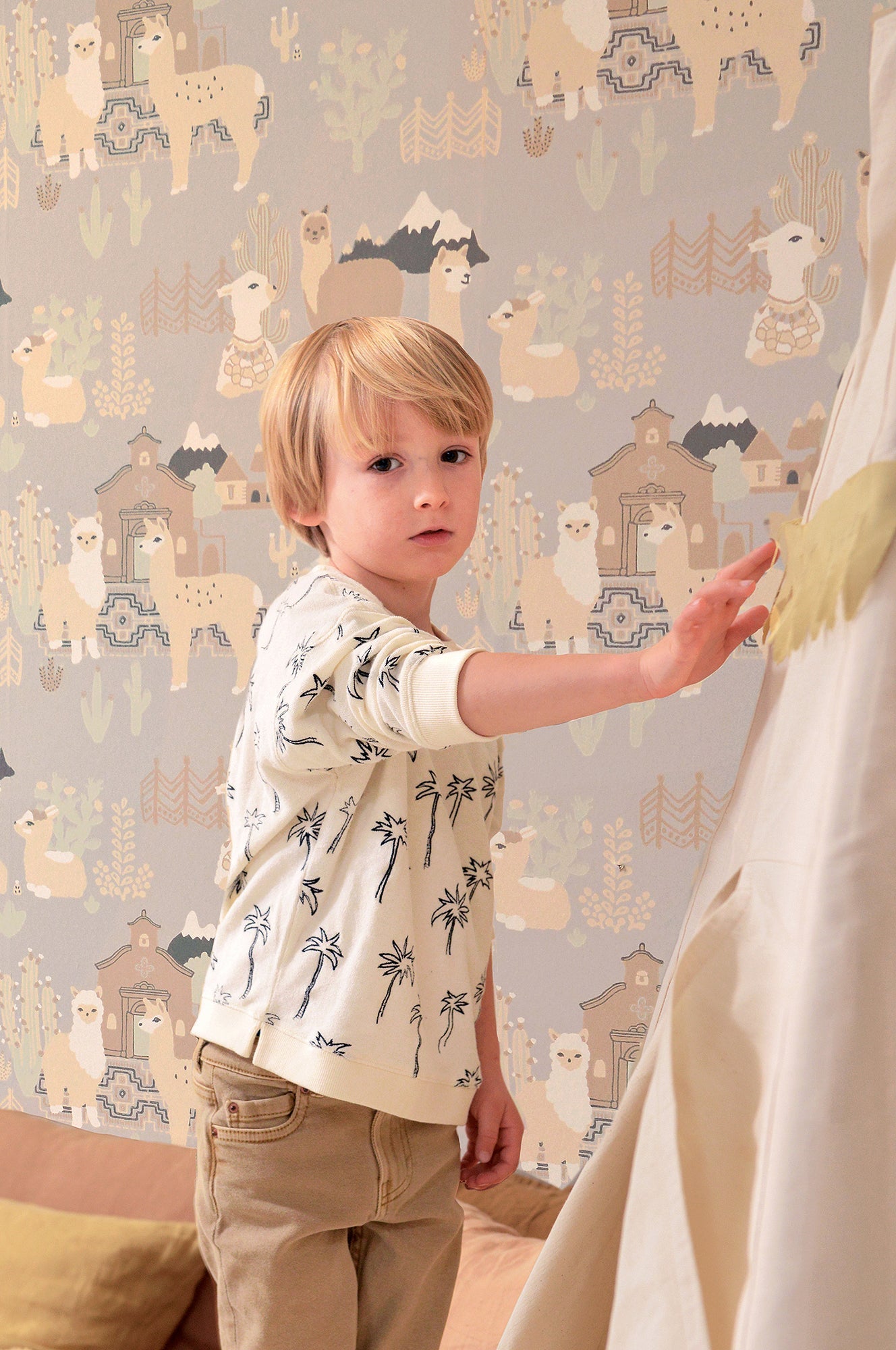 Lama Village Soft Grey Wallpaper - Majvillan