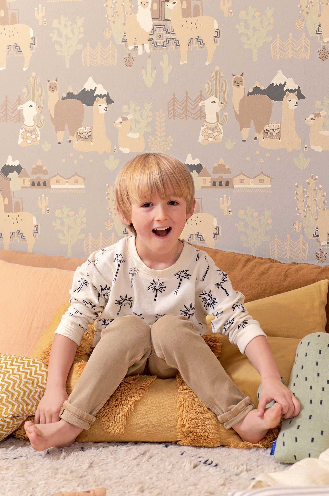 Lama Village Soft Grey Wallpaper - Majvillan
